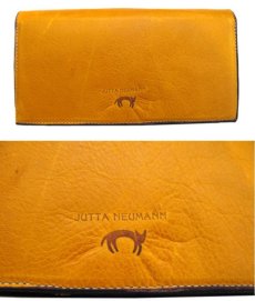 画像2: "JUTTA NEUMANN" Leather Wallet "the Waiter's Wallet"  color : Mustard / Magenta 長財布 (2)