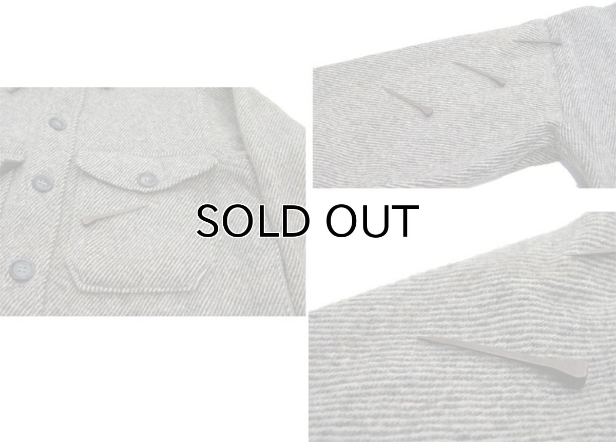 左胸左袖の汚れ箇所