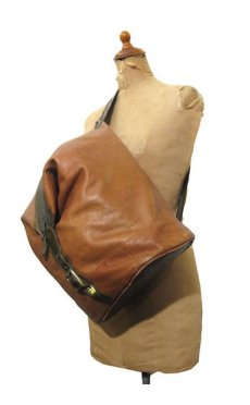 画像1: "SIMON OF CALIFORNIA" Two-Tone Leather Shoulder Bag　Brown / Green (1)