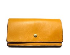 画像2: "JUTTA NEUMANN" Leather Wallet "the Waiter's Wallet"  color : Mustard / Magenta　長財布 (2)