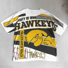 画像1: 1990's "IOWA HAWKEYES" All Over Print T-Shirt　WHITE　size XXL (1)