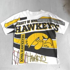 画像4: 1990's "IOWA HAWKEYES" All Over Print T-Shirt　WHITE　size XXL (4)