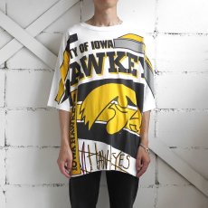 画像2: 1990's "IOWA HAWKEYES" All Over Print T-Shirt　WHITE　size XXL (2)