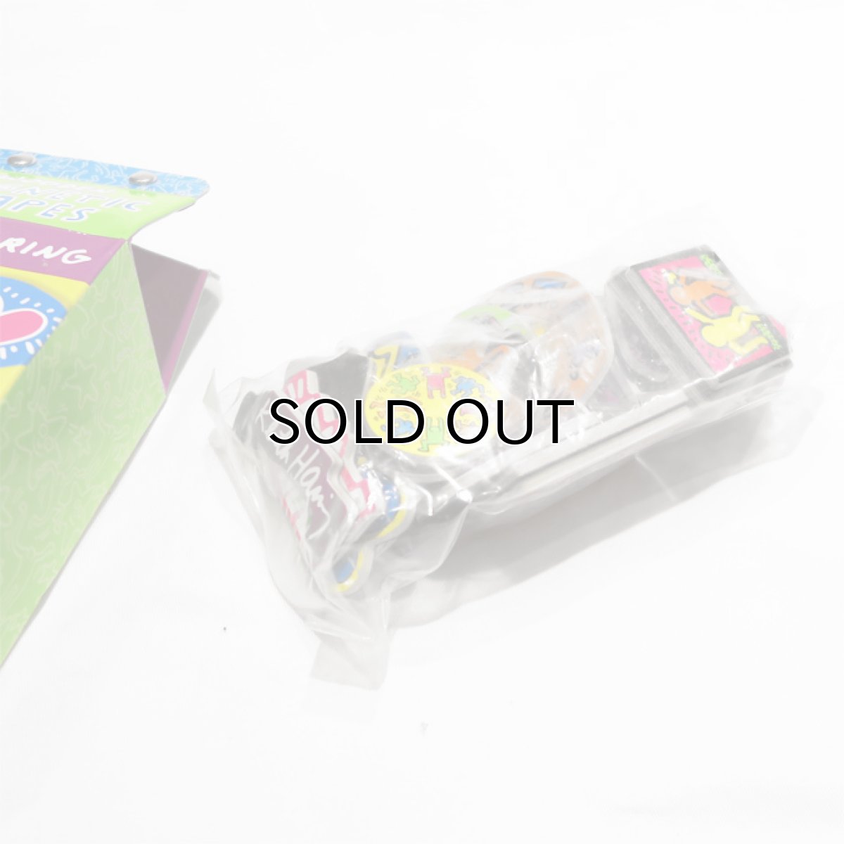 画像2: 新品 KEITH HARINGl(キースヘリング) Wooden MAGNETIC SHAPES(マグネット) 35piece入り (2)